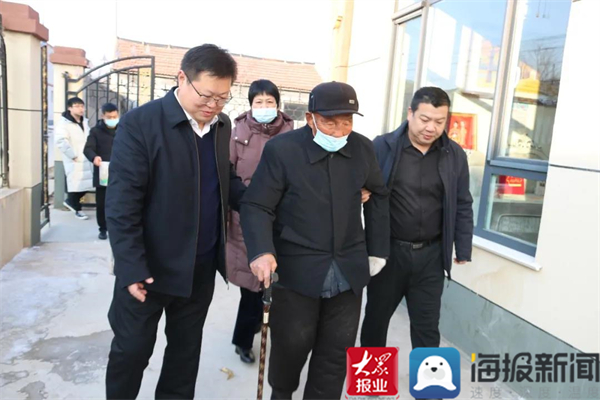 无棣县委副书记棣丰街道党工委书记王福瑞走访慰问建国前和生活困难