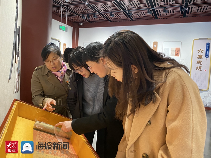 女干部们参观岱贤阁廉洁主题展馆(吕孟辕 供图)随后,女干部来到泰山