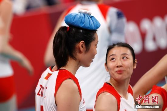 资料图：东京奥运会期间，中国队球员朱婷在比赛间隙。 中新社记者 韩海丹 摄