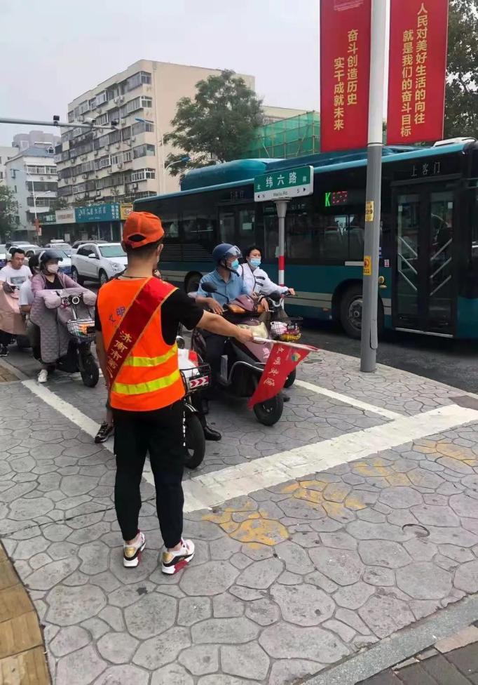 志愿者指挥交通据悉,济南市第二人民医院始终将倡导志愿服务精神