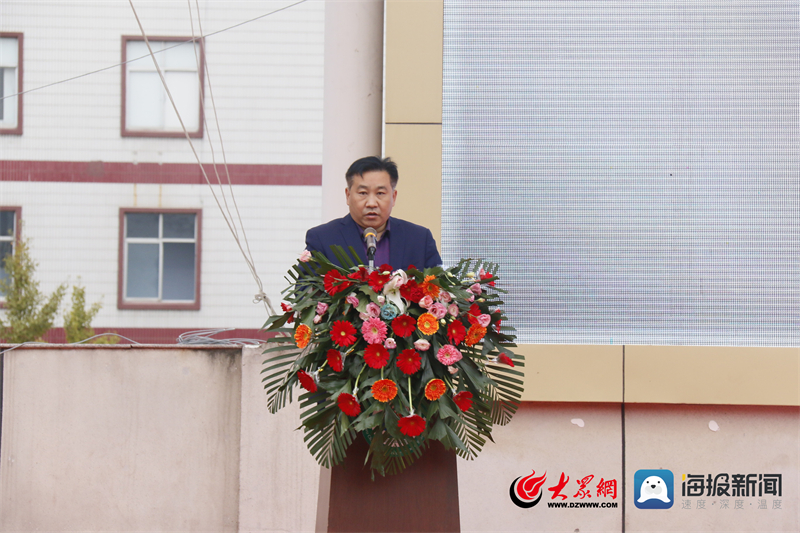 学校党支部书记,校长郑希刚为同学们解释了此次活动的意义,勉励同学们