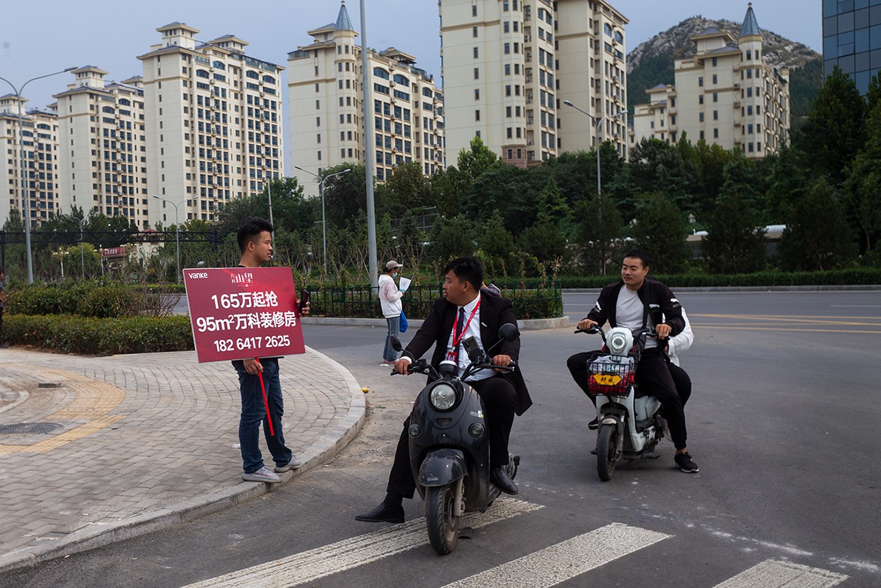 万科街头举牌卖房