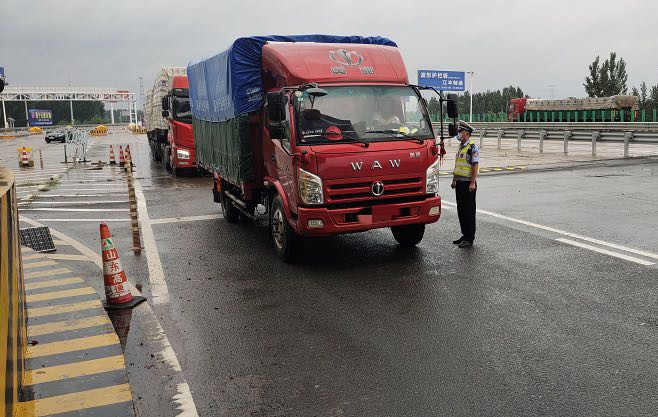 聊城高速交警冠县大队多措并举加强雨天道路管