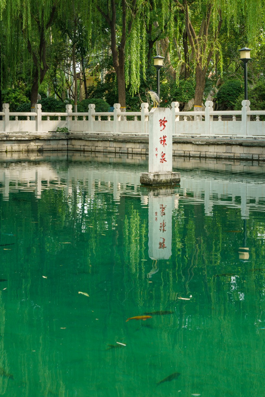 康熙南巡经过济南时,御览珍珠泉后,作《观珍珠泉》一诗:一泓清浅漾珠