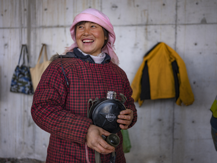 围头巾的农村女人图片