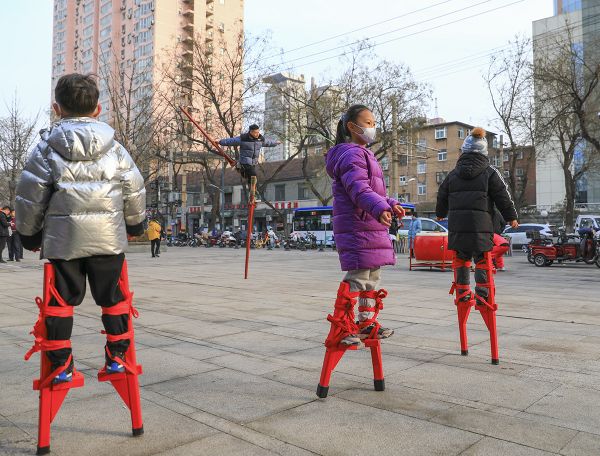 民俗技艺充满魅力 小朋友迷上踩高跷