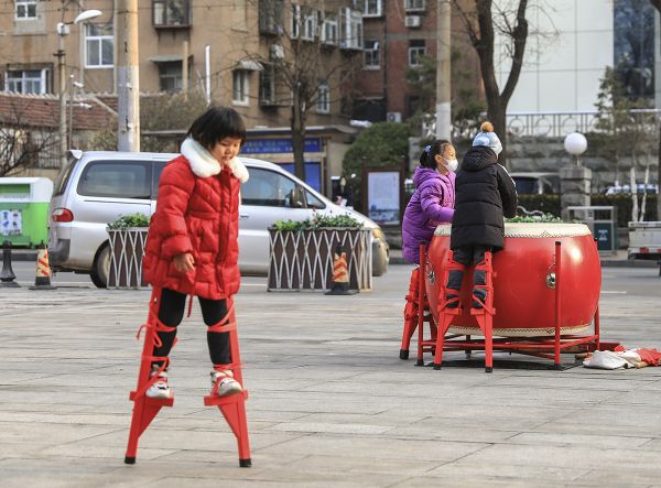 民俗技艺充满魅力 小朋友迷上踩高跷 