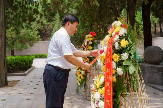 向革命烈士纪念碑,革命烈士赵镈敬献了花篮,瞻仰革命先烈,深切缅怀