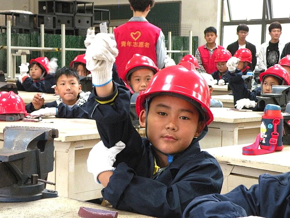 隨後志願者向活動參與人員頒發印有生肖兔子圖案及學院logo的小工藝品