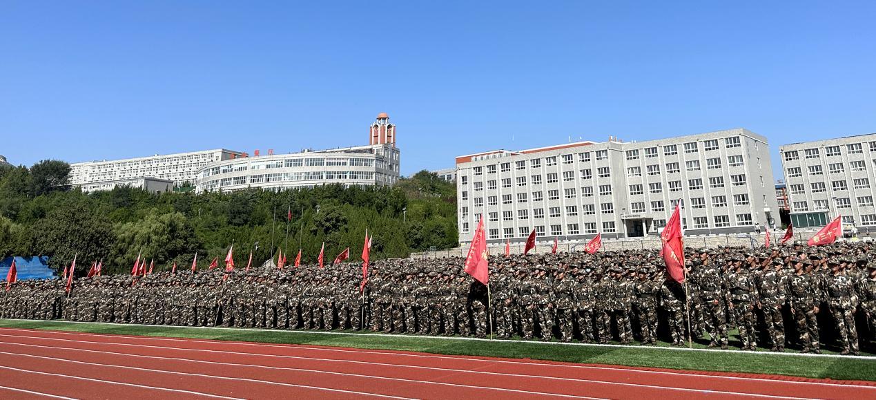 潍坊理工学院主校区(青州)举行2023级新生开学典礼暨军训总结表彰大会