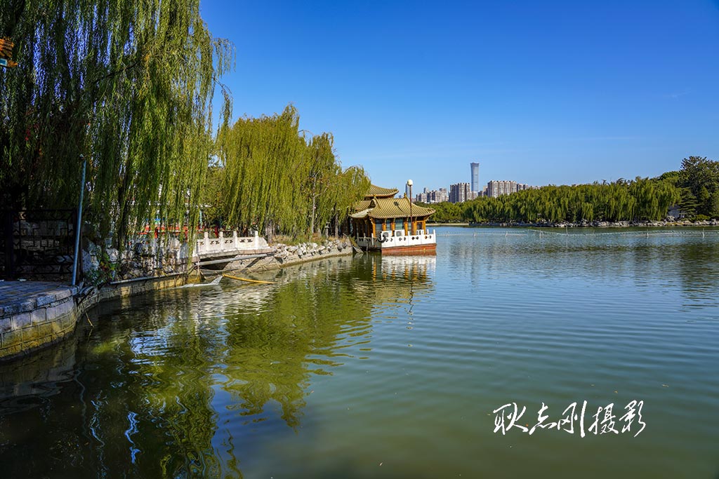 北京龙潭湖的秋天