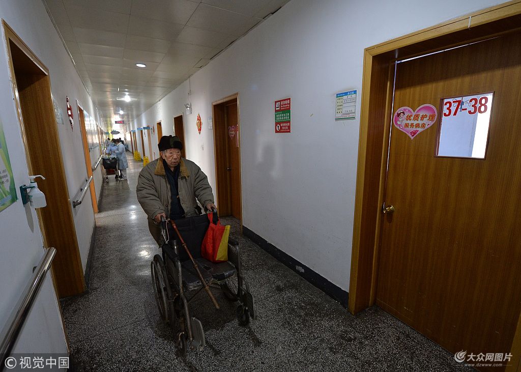 老伴离世 91岁大爷仍每天推着她坐过的轮椅