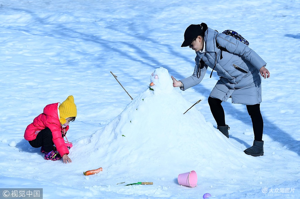潍坊滑雪场人气旺市民游客享冰雪乐趣