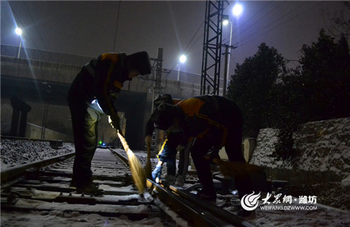 昌乐火车站职工在风雪夜里除雪