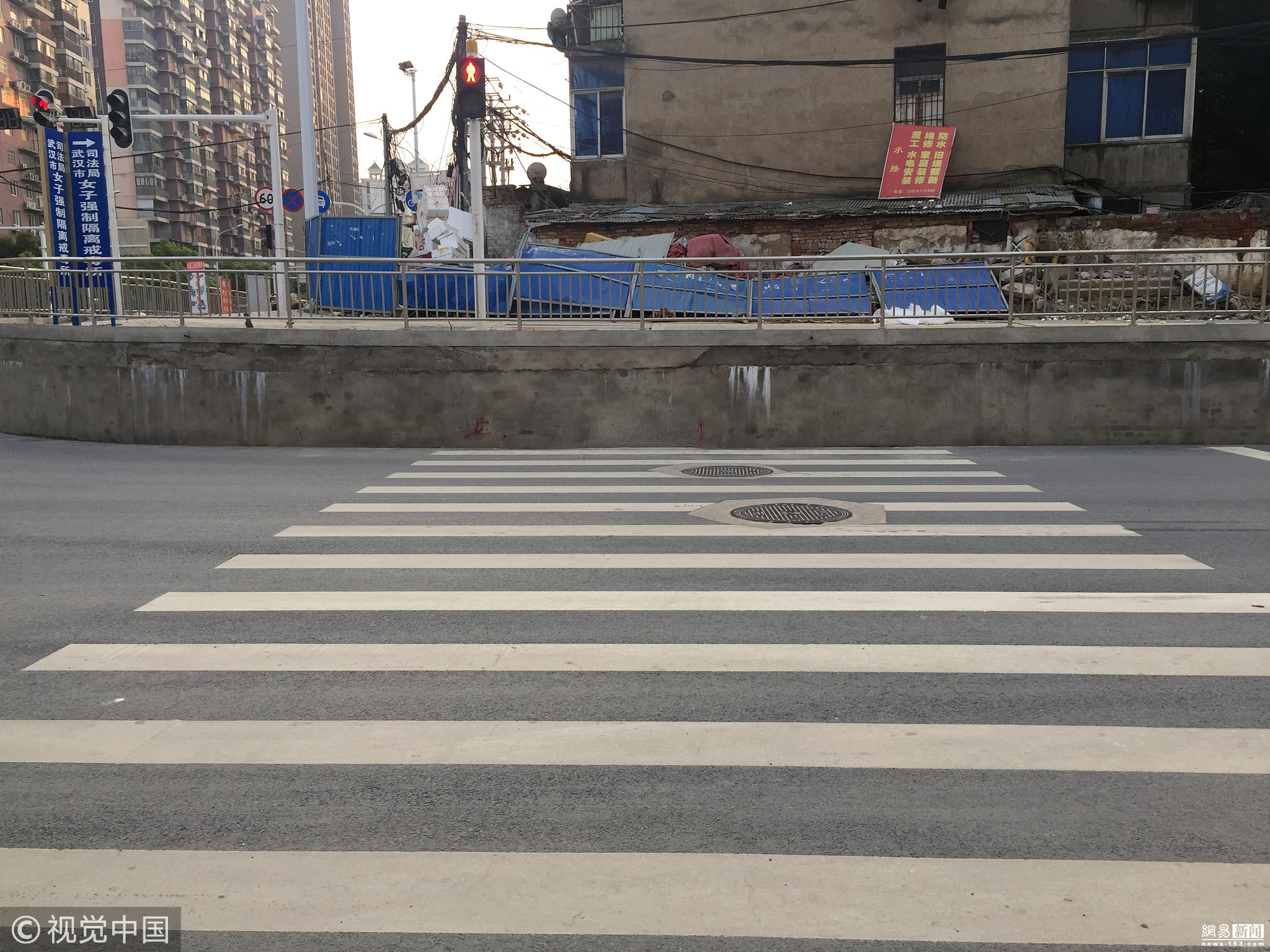 首条新型智慧斑马线“亮相”南京路 人行横道会发光 提醒“低头族”|斑马线|行人|南京路_新浪新闻
