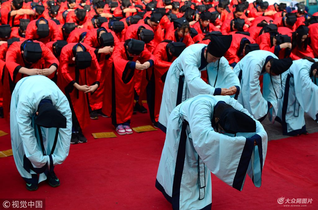 济宁:660名学生行拜师礼感受传统文化