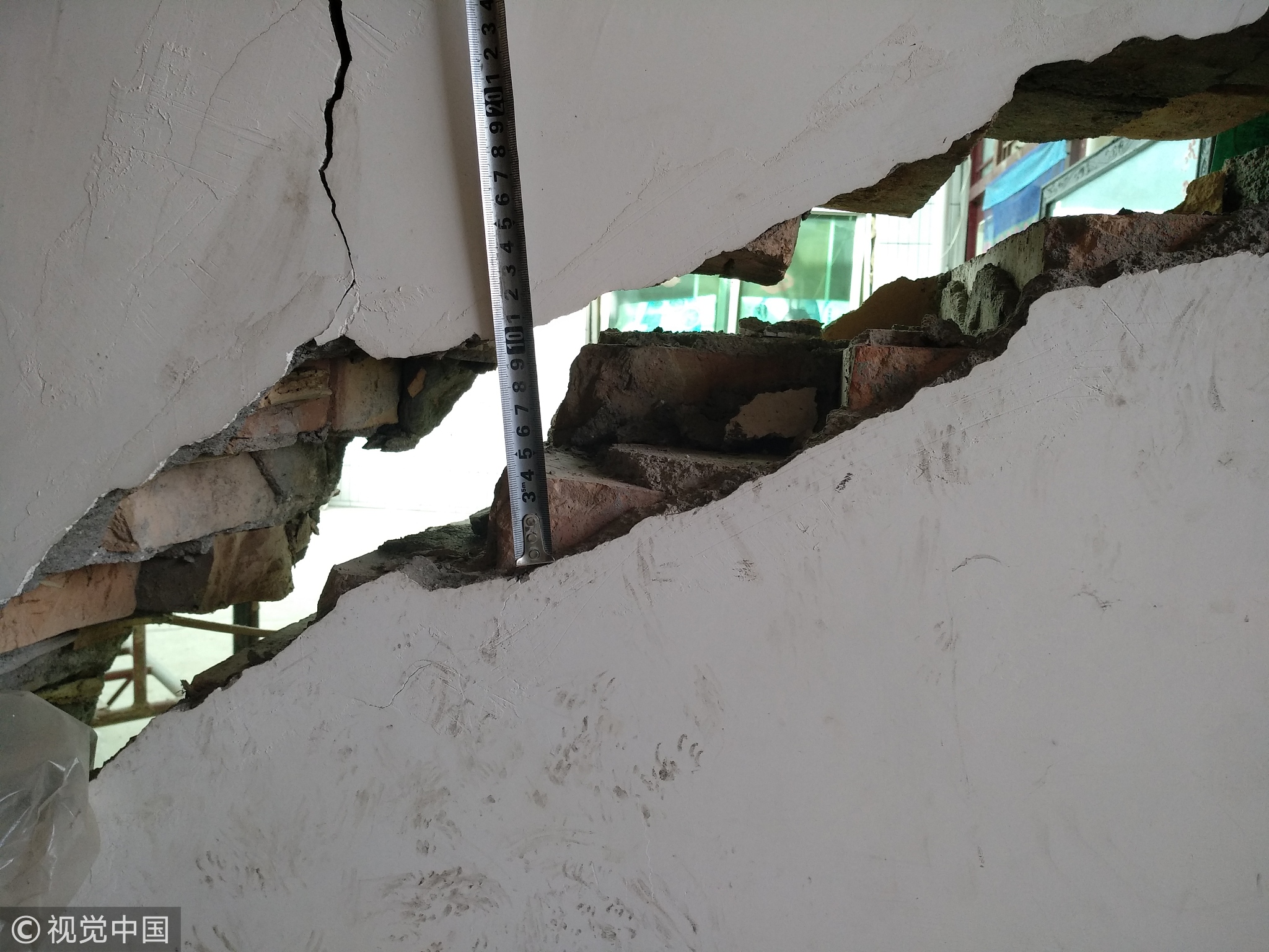 兰州一住宅小区地基塌陷 楼体现裂缝并伴有倾斜_甘肃频道_凤凰网