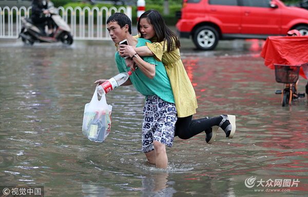 强降雨过后潍坊市民涉水出行