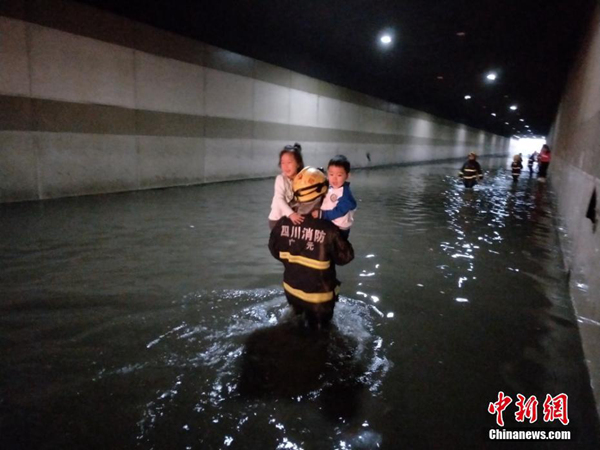 5月16日,一夜的暴雨致鄭州市西三環隴海鐵路下穿隧道積水嚴重,最深