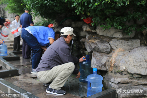 降雨过后黑虎泉池打水市民络绎不绝