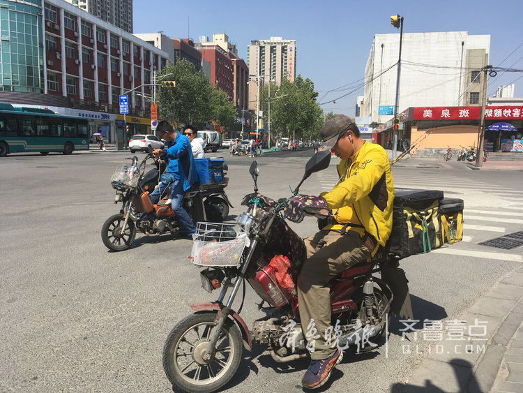 济南38℃!外卖单子多了,小哥送餐忙