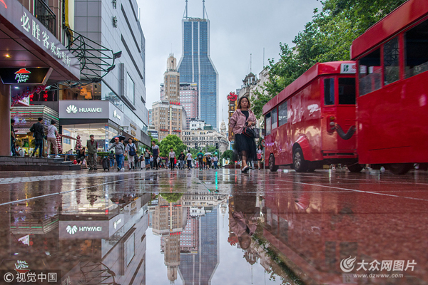 上海南京东路步行街雨后倒影迷人