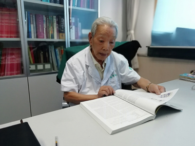 他是山东首个内科学博士生导师从事血液病专业70年,张茂宏对血液病的