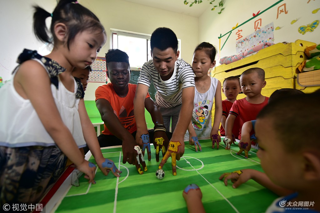 聊城:中法学生与留守儿童玩趣味足球游戏