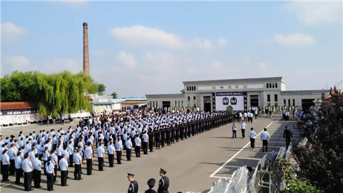 不到上午九点,已有数千名干部群众和公安民警自发到场,为烈士送行.