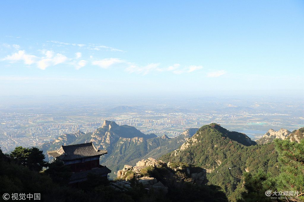 9月10日,山東泰安迎來晴好天氣,泰山在藍天的映襯下更加壯麗.