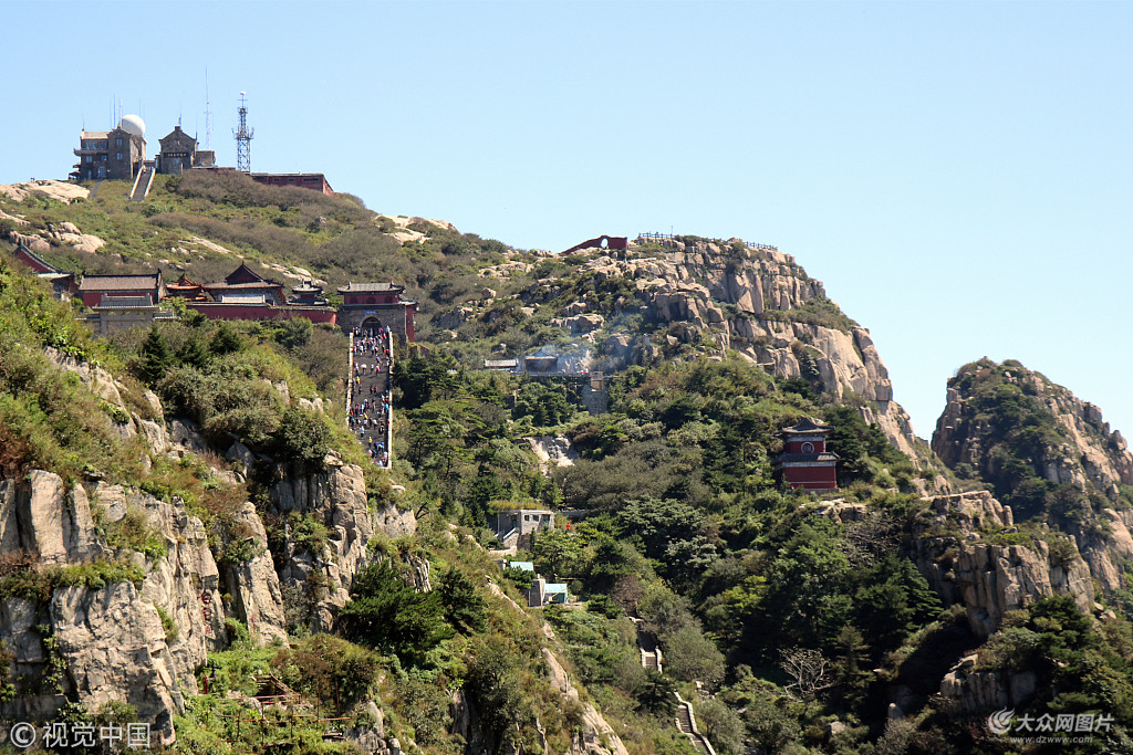 9月10日,山東泰安迎來晴好天氣,泰山在藍天的映襯下更加壯麗.