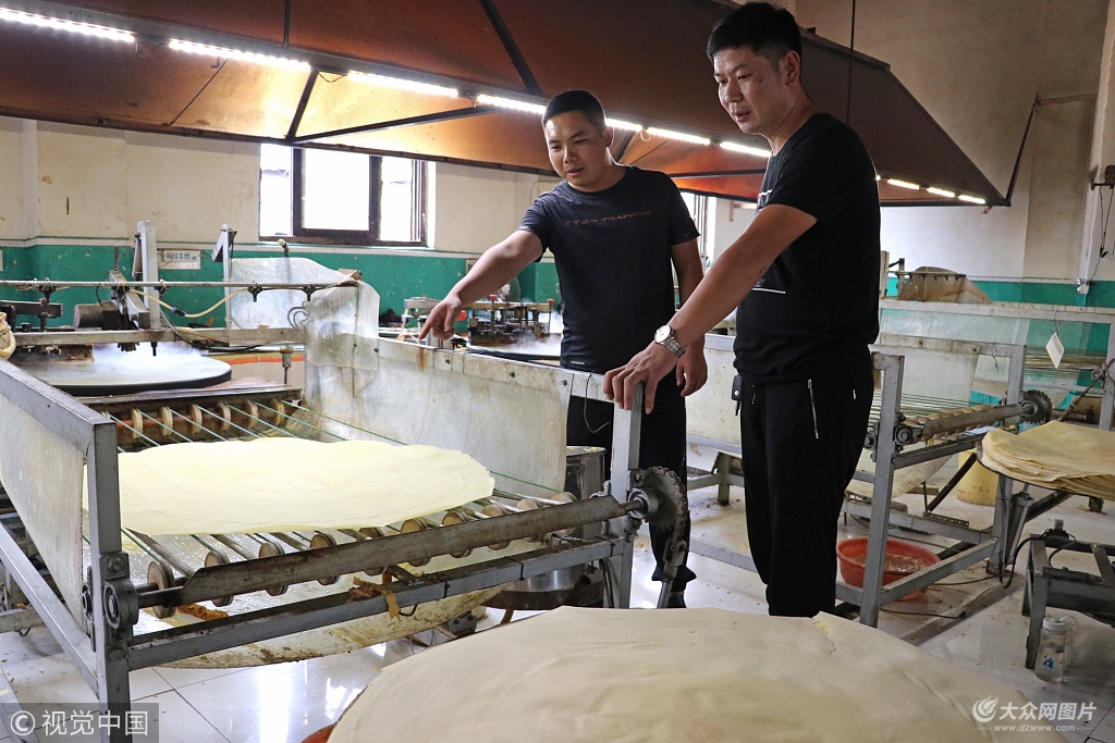 探访宁阳煎饼村 网络直播每天卖出煎饼2万斤