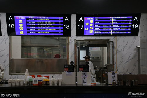 高校打造飛機餐廳窗口似值機櫃臺