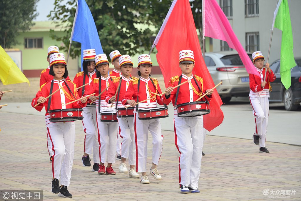 小學生鼓號隊員站成巨型69圖案祝福祖國華誕到來