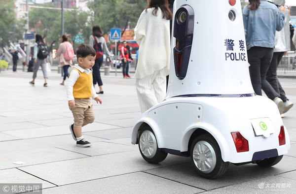 机器人警察现身北京街头 科幻风十足