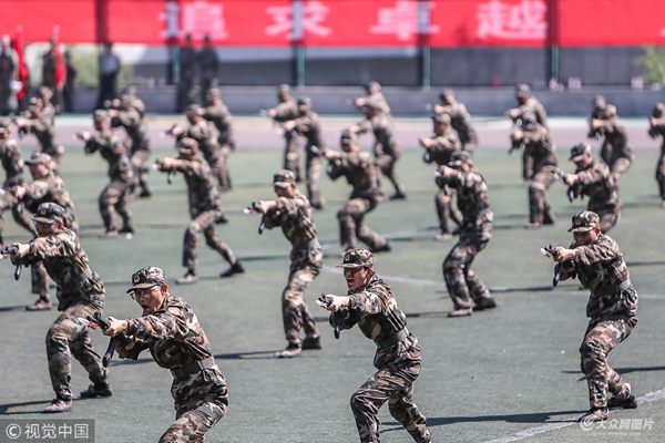 山大新生軍訓匯演00後展十八般武藝