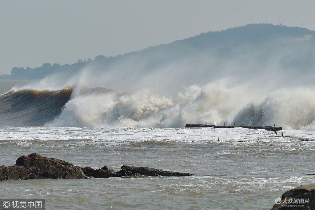 台风康妮影响青岛海边掀巨浪