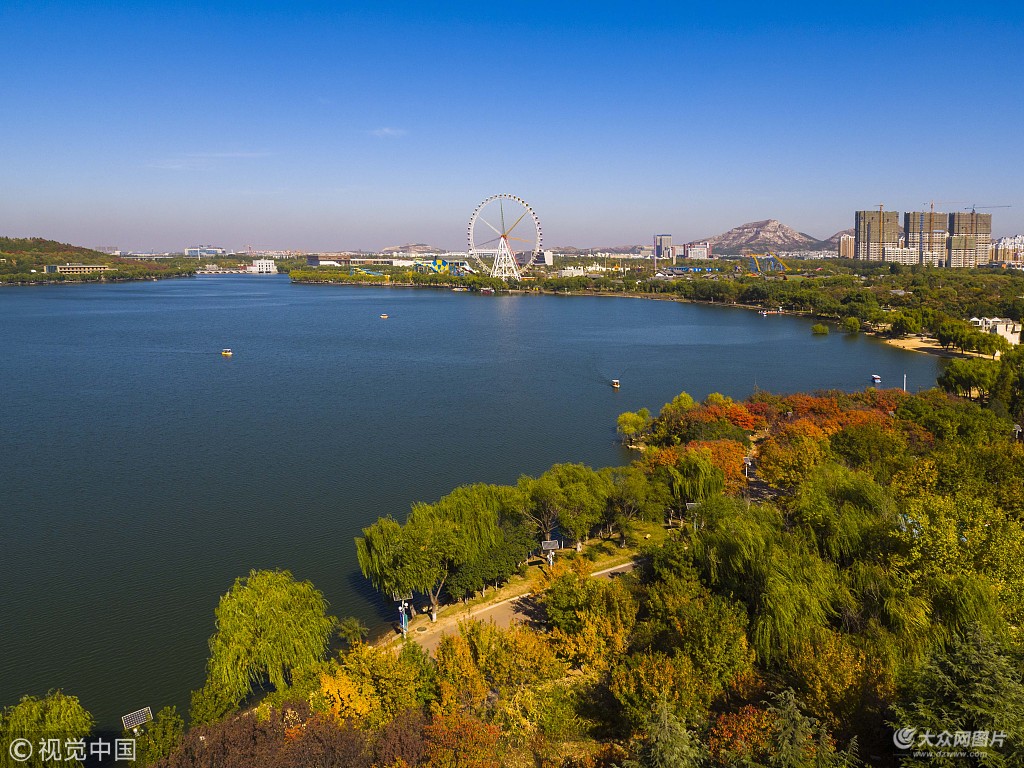 2018年10月28日,航拍濟南市長清區園博園秋意濃濃,色彩斑斕,亭臺樓閣