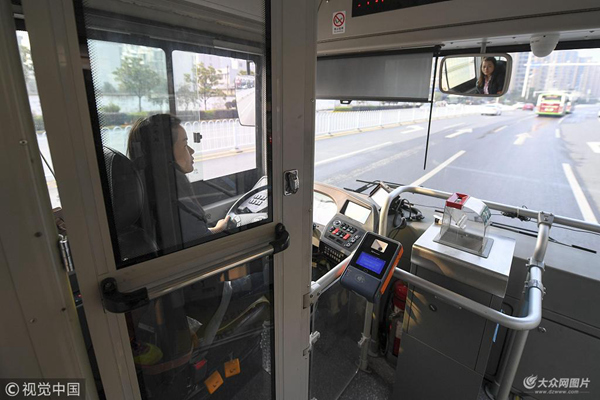 近日,长沙部分新型公交车增设了驾驶室隔离装置,保障司机开车免受干扰