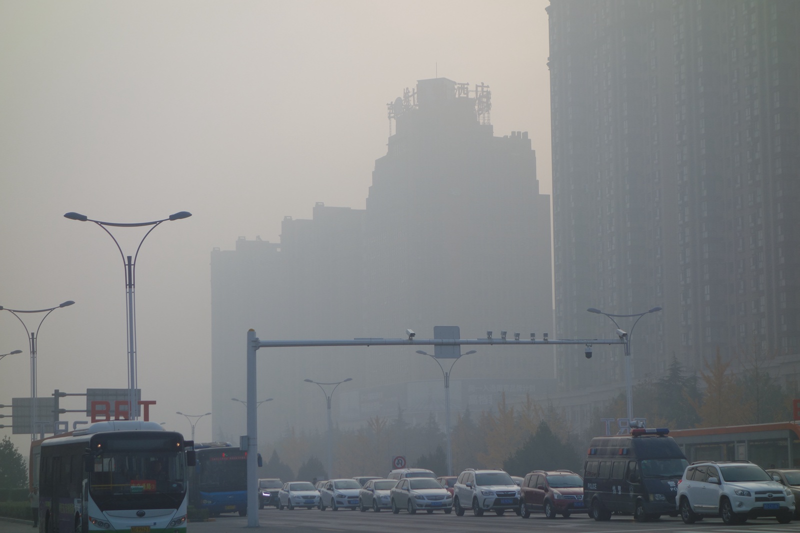 棗莊持續大霧天氣市民戴口罩出行