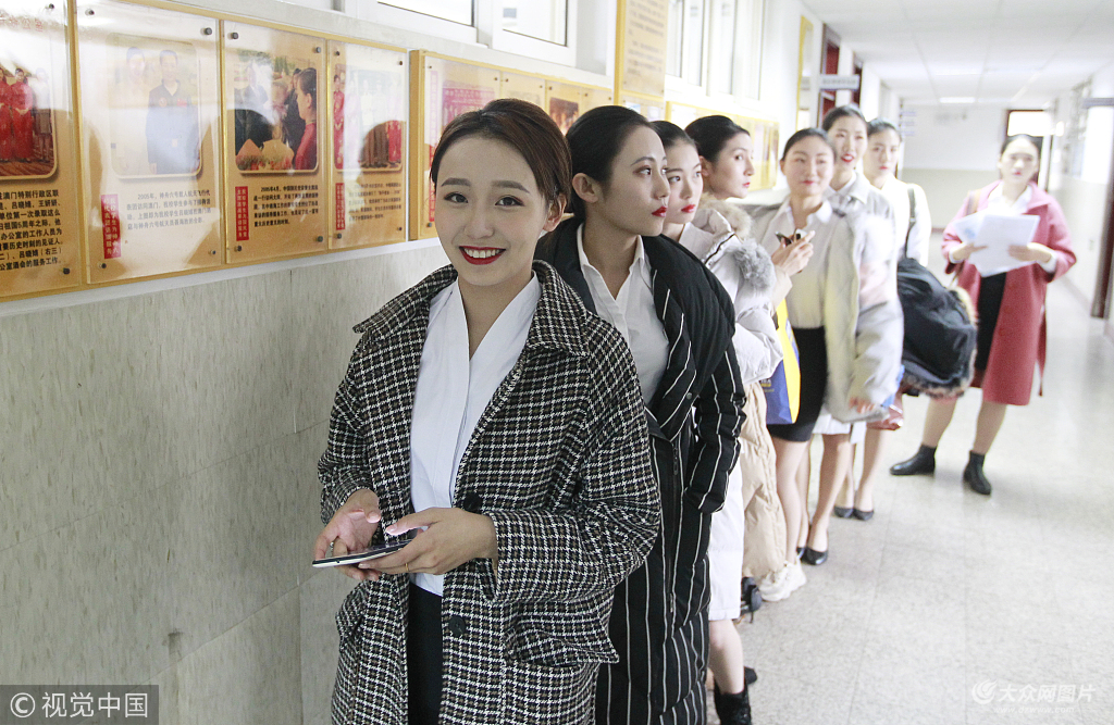 2018年11月29日,青岛东航招聘空姐,吸引了上千名美女前来报名