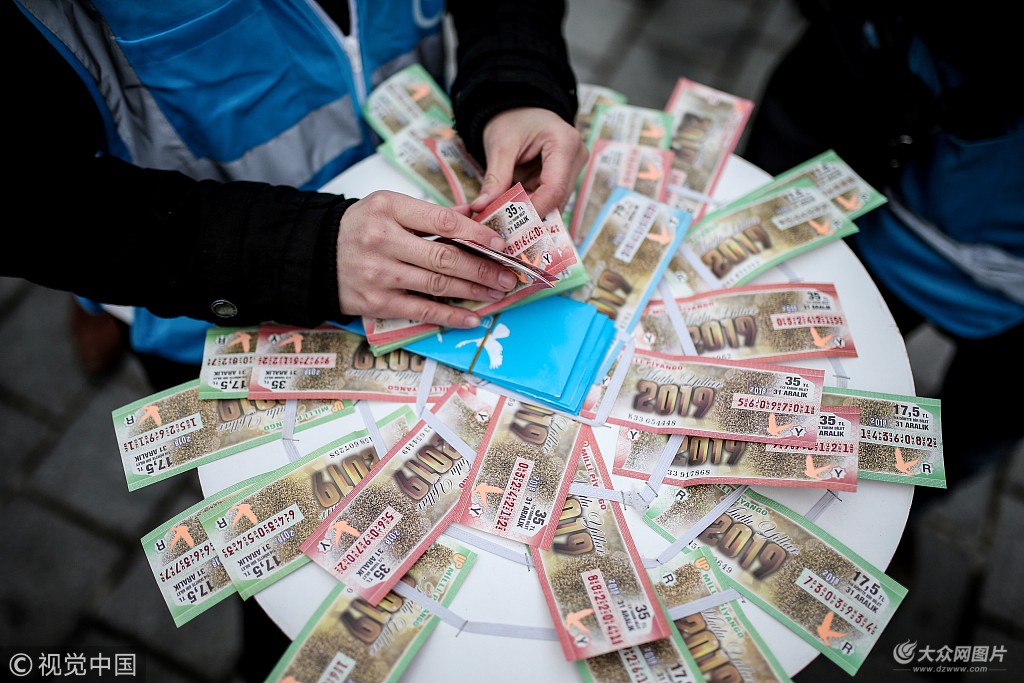 土耳其:民众排队买新年彩票求转运