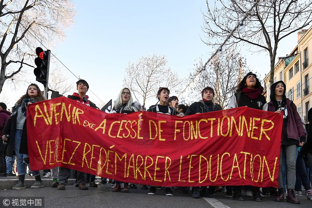 法国高中生游行抗议教育改革 示威者点燃街头