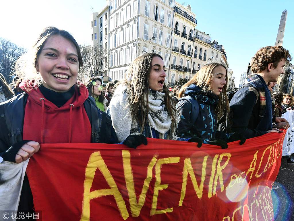 法国高中生游行抗议教育改革 示威者点燃街头