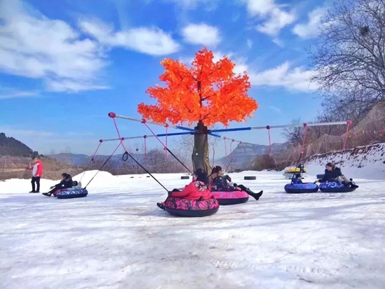 臥虎山滑雪場位於濟南的南部山區,景色婀娜,萬般旖旎.