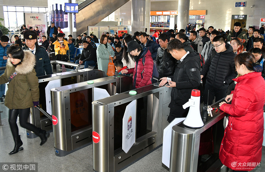 图片作者:孙文潭/视觉中国2019年1月21日,旅客在山东烟台南站候车时