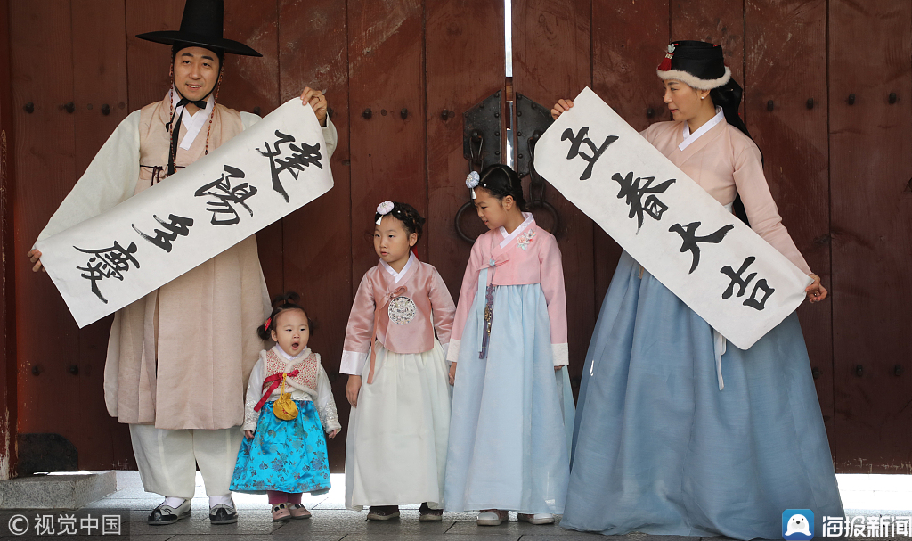 农历春节到来韩国民众贴春联迎接新年