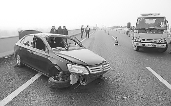 日前,济乐高速公路商河段发生一起非法超车引发的罕见交通事故.