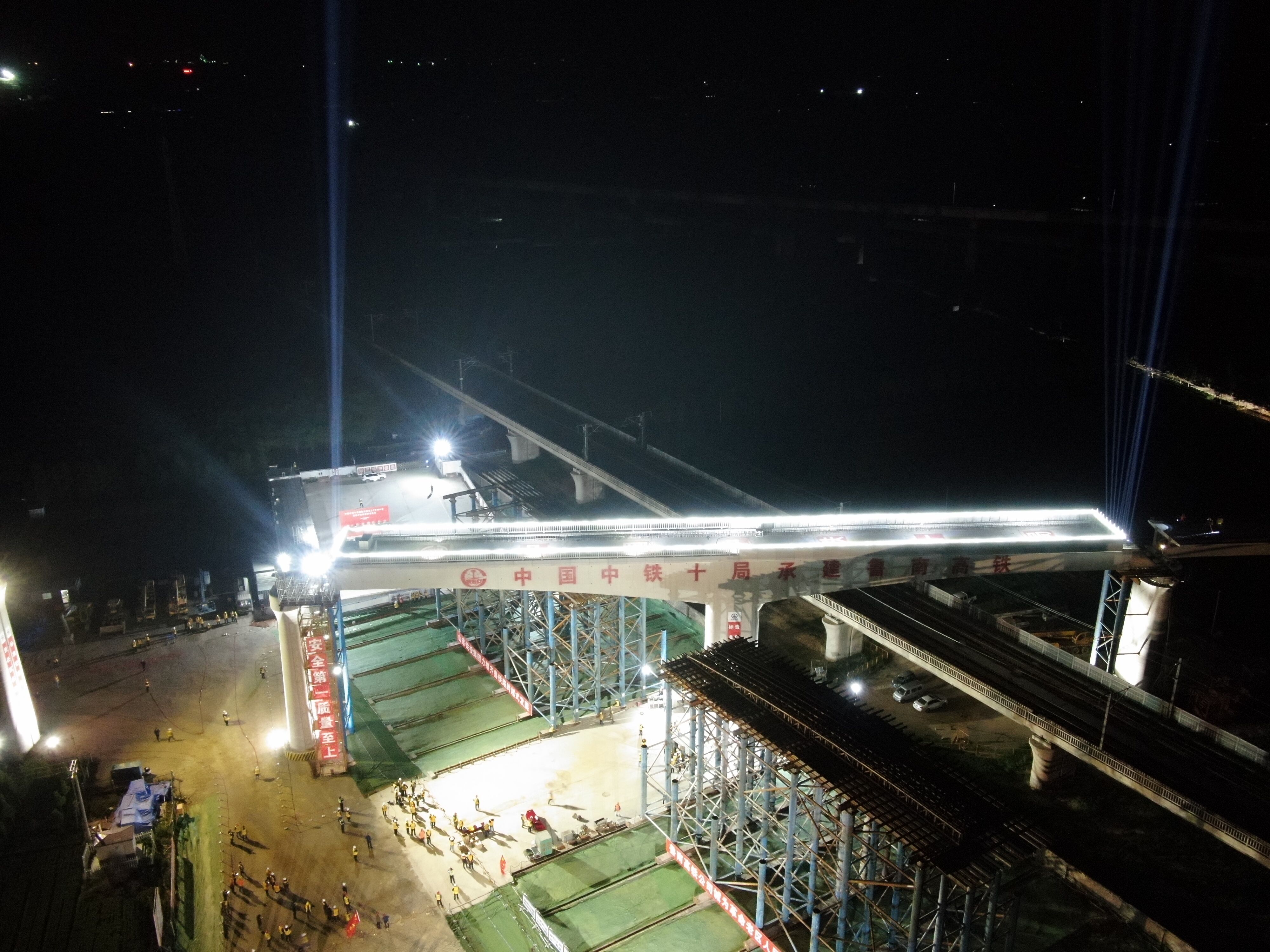 跨京沪高铁转体角度最大,吨位最重的转体梁成功转体