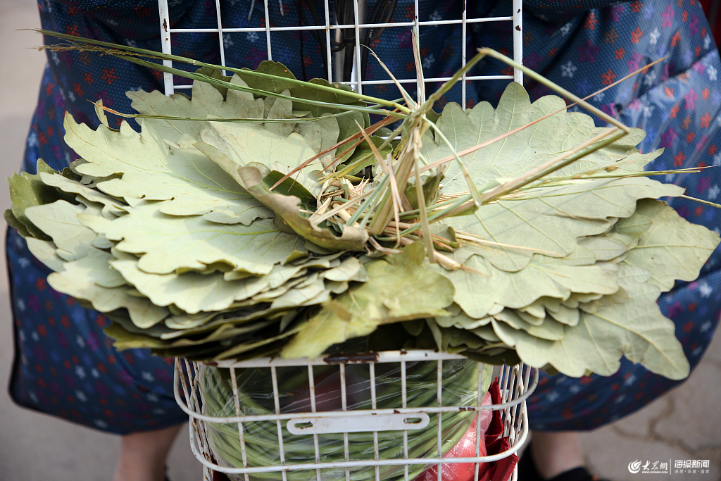 山东日照 端午临近 农贸市场粽叶成了抢手货